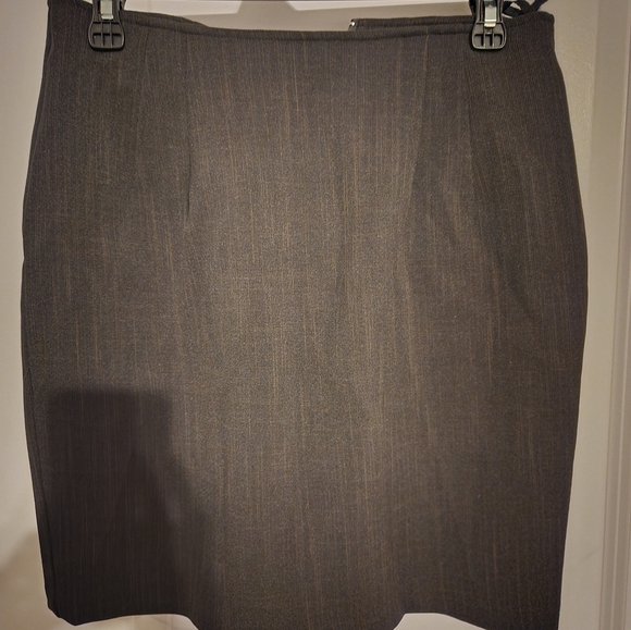 Womens suit with skirt and jacket.  Size 7/8. Great condition. - Picture 8 of 11